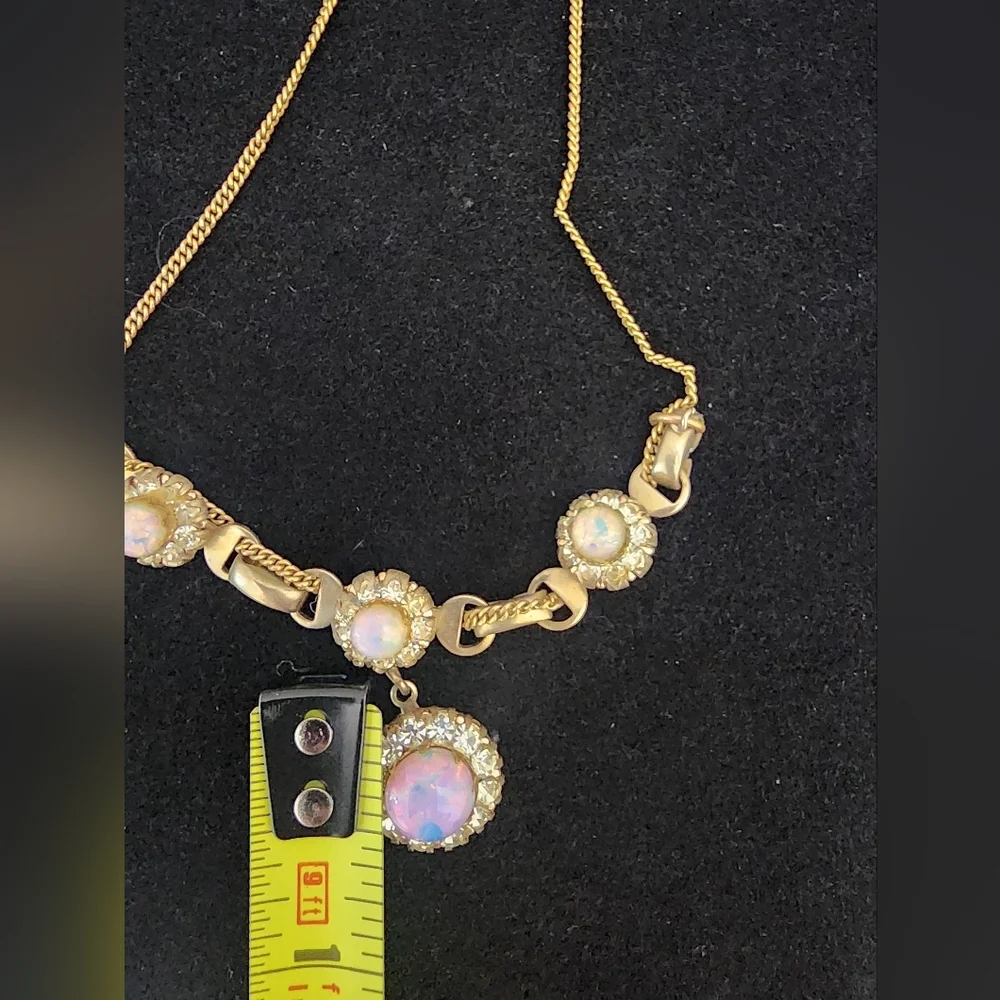 SE5 Elegant Gold Necklace with Light Purple Opal Accents